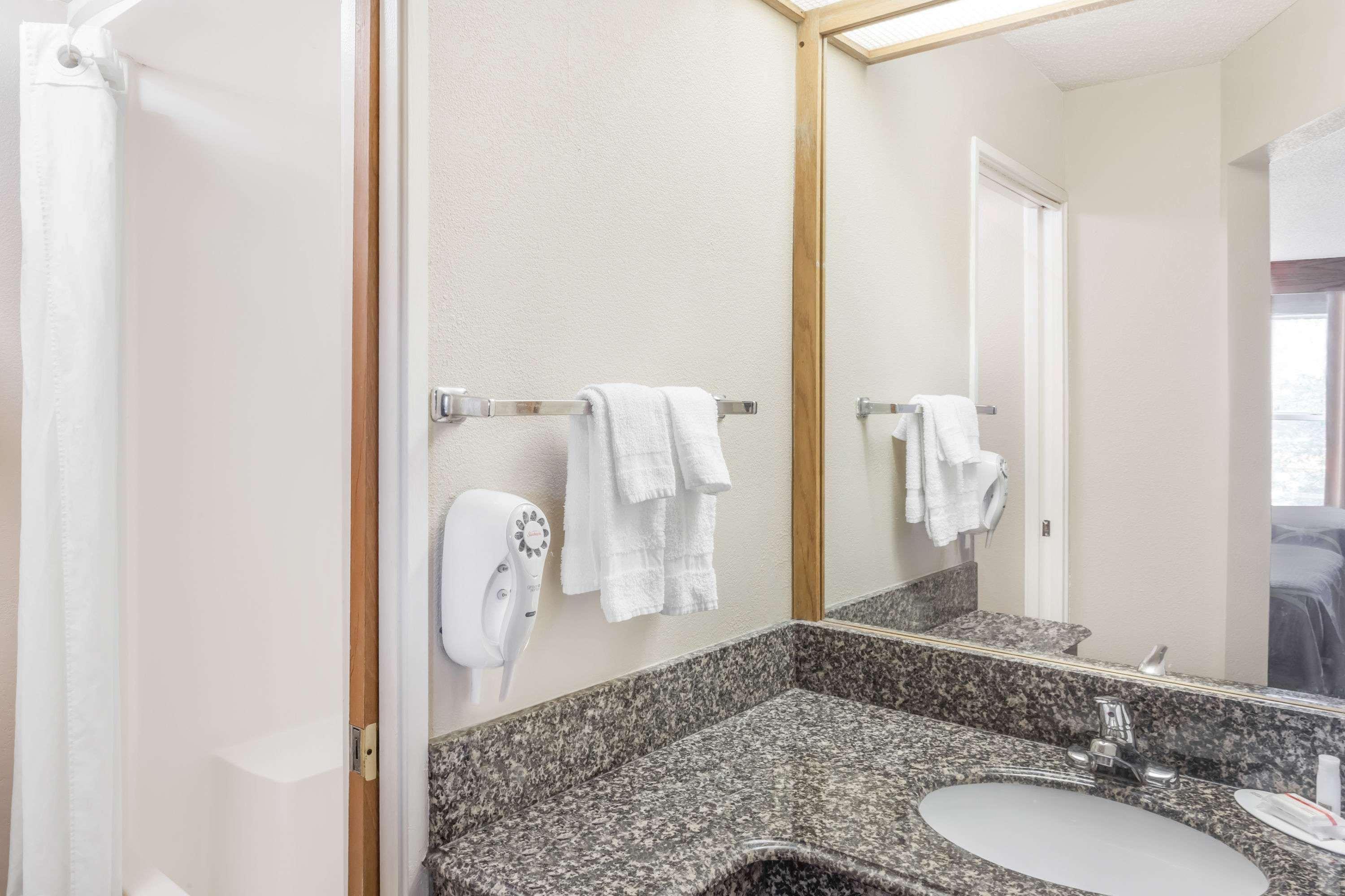 Super 8 By Wyndham Athens Hotel Luaran gambar